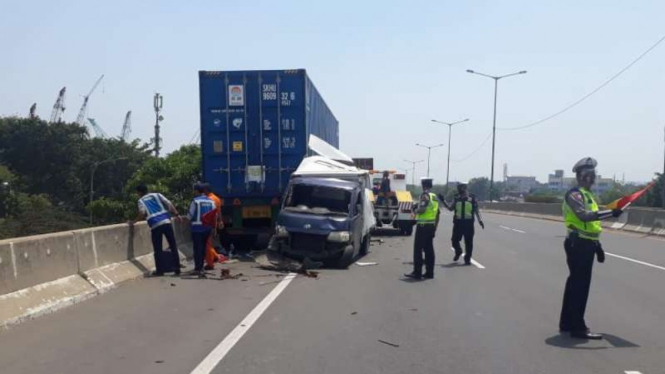 Kecelakaan lalu lintas antara truk trailer dengan mobil boks terjadi di Jalan Tol JORR Kilometer 57.200 Cakung arah Tanjung Priok, Jakarta, pada Minggu, 23 Agustus 2020.