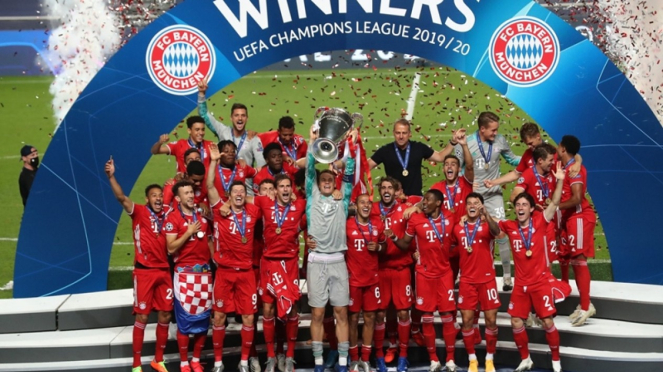 Hansi Flick bersama pemain Bayern Munich merayakan gelar juara Liga Champions