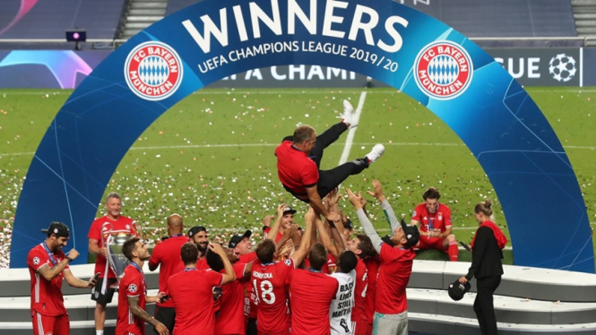 Hansi Flick merayakan gelar juara Liga Champions bersama pemain Bayern Munich
