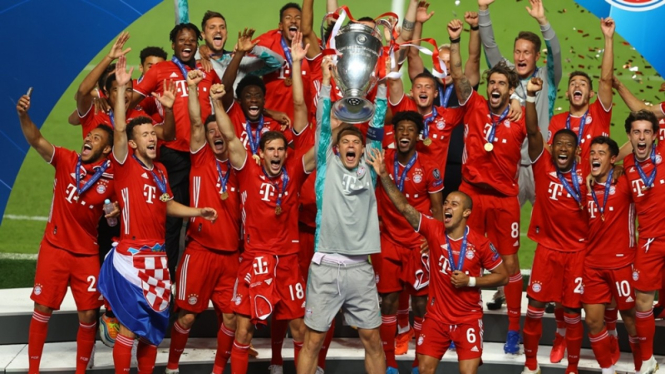 Manuel Neuer mengangkat piala Liga Champions