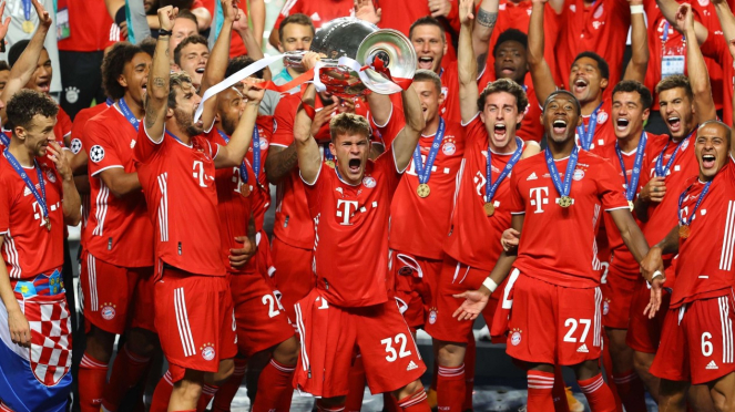 Pemain Bayern Munich mengangkat trofi Liga Champions.