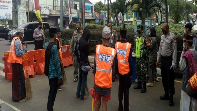Para santri asal Banten terjaring razia masker di Depok