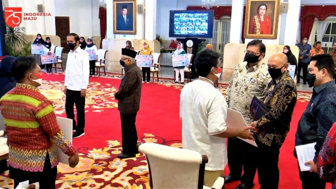 Jokowi Salurkan banpres produktif usaha mikro di Istana Negara