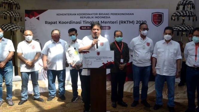 Menko Perekonomian Airlangga Hartarto (tengah) saat Rapat Koordinasi Tingkat Menteri (RKTM) Bidang Perekonomian di Nusa Dua, Badung, Bali, Jumat (21/8/2020).