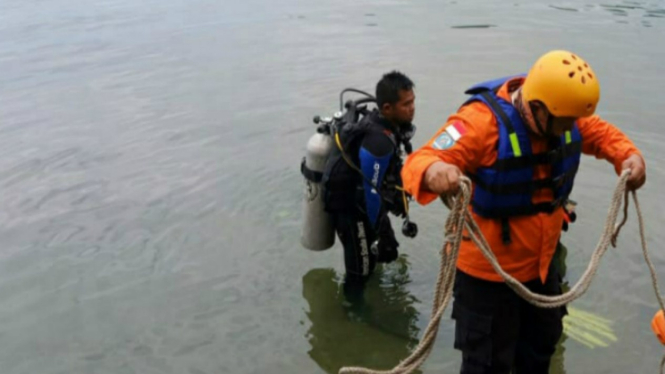 Tim SAR mencari korban tenggelam di Danau Toba, Medan
