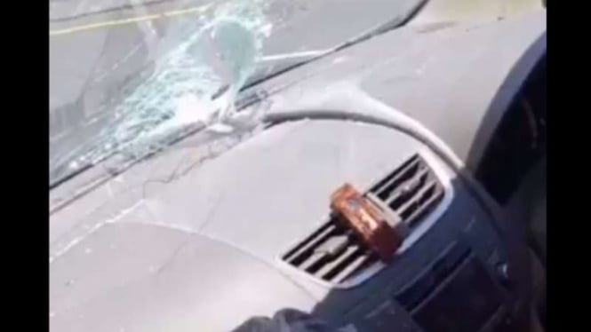 (Foto Ilustrasi) Kaca Mobil yang pecah dilempar batu.