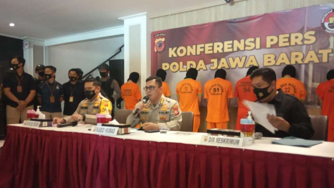 Kepolisian Daerah Jawa Barat memperlihatkan tujuh orang tersangka peneror bom molotov kantor PDIP Bogor dalam konferensi pers di Bandung, Selasa, 25 Agustus 2020.
