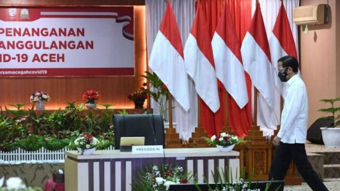 Presiden Jokowi saat akan memberikan arahan di Posko Penanganan Covid-19 Provinsi Aceh, Selasa (25/8/2020). 