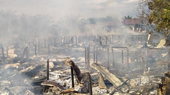 Belasan rumah di Desa Pematang Rahim, Kabupaten Tanjung Jabung Timur, Jambi hangus terbakar.