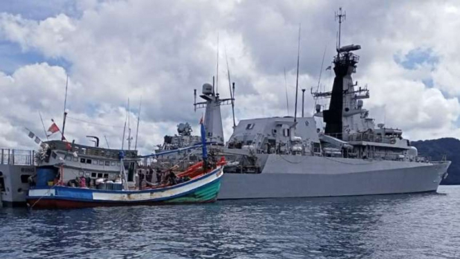 VIVA Militer : KRI Bung Tomo-357 tangkap kapal Vietnam di Natuna