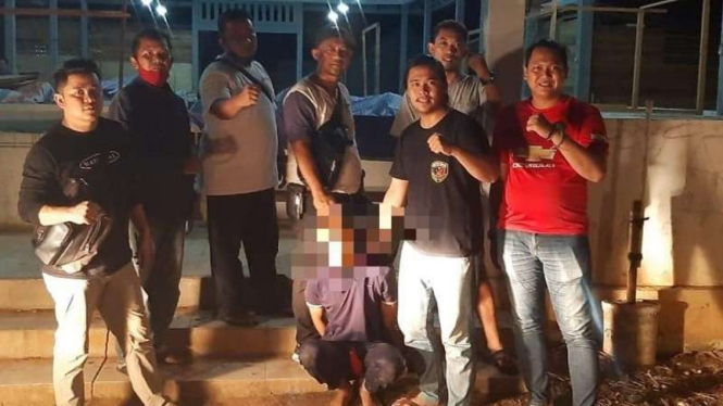 Resmob tangkap pembunuh PSK (tengah, duduk) di Melawi, Kalbar