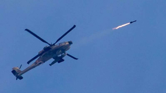 VIVA Militer: Helikopter tempur Angkatan Udara Israel (IAF) menembakkan rudal