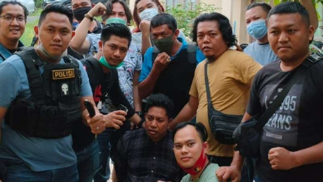 Tim gabungan polisi menangkap seorang warga Jakarta pemimpin bajak laut (berjongkok, berkemeja motif kotak-kotak) di sebuah rumah di kota Jambi pada Rabu, 26 Agustus 2020.