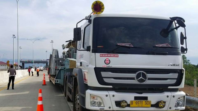 Truk trailer yang alami kecelakaan perdana di Tol Aceh.