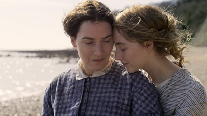 Kate Winslet dan Saoirse Ronan di film Ammonite.