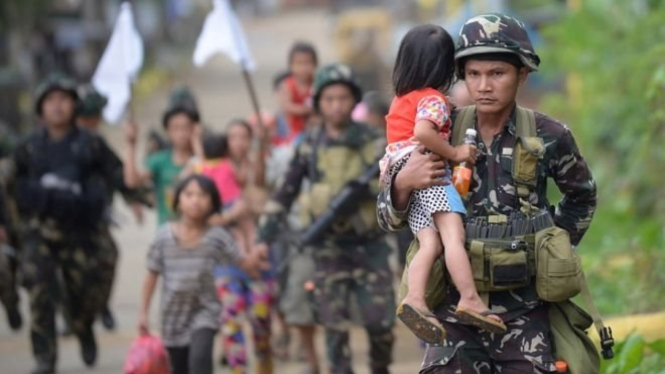 Tentara Filipina tengah mengevakuasi warga di Marawi pada 31 Mei 2017 lalu.-AFP
