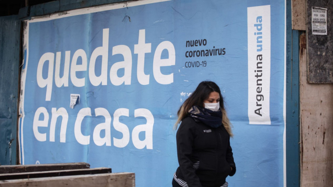 "Tinggal di rumah", tulis di sebuah poster. Argentina sejauh ini mencatat lebih sedikit kematian akibat Covid-19 daripada banyak negara dengan jumlah kasus tinggi.-Getty Images

