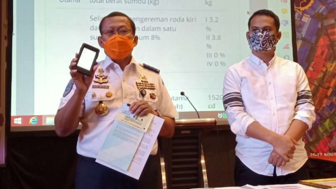 Direktur Jenderal Perhubungan Darat Budi Setiyadi (kiri) dan Kepala Satuan Reserse Kriminal Polres Malang AKP Tiksnarto Andaru Rahutomo merilis hasil pengungkapan pemalsuan kartu BLUE di Malang pada Kamis, 27 Agustus 2020.