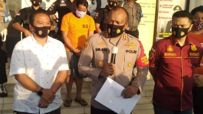 Kepolisian Resor Kota Tangerang Selatan merilis pengungkapan kasus pencurian moge Harley Davidson milik seorang warga Cirendeu, Ciputat Timur, Tangerang Selatan, Banten, pada Kamis, 26 Agustus 2020.