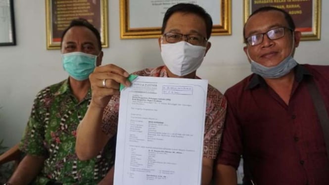 Eks Sales Director PT LG, Budi Setiawan, bersama tim kuasa hukum menunjukkan surat gugatan di Surabaya, Jawa Timur, pada Kamis, 27 Agustus 2020.