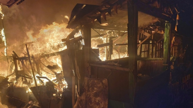 Tiga rumah ludes terbakar di Kota Bekasi, Jawa Barat, Jumat dini hari, 28 Agustus 2020.