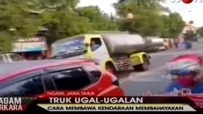 Viral Sopir Truk  Zigzag Ugal  ugalan  di Ngawi Bikin Bahaya 