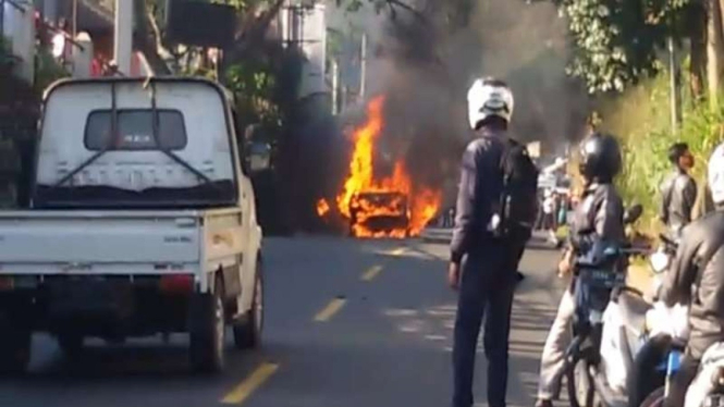 Sedan Camry terbakar di Jalan Raya Puncak Bogor