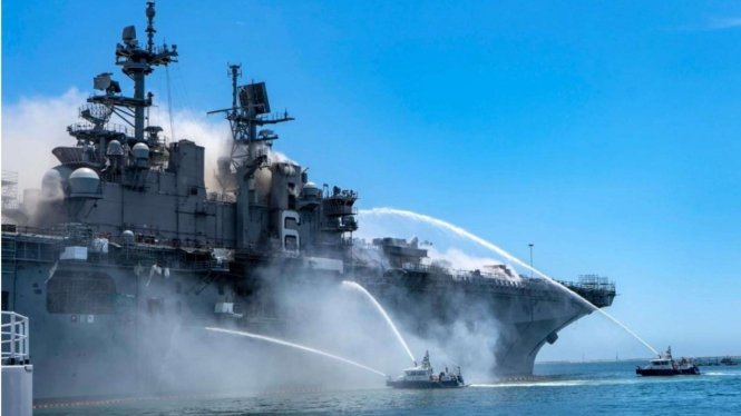 VIVA Militer: Kebakaran Kapal Perang Serbu Angkatan Laut Amerika Serikat