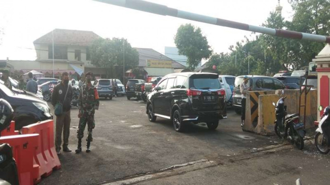 Anggota Polri dan TNI berjaga di Polsek Ciracas