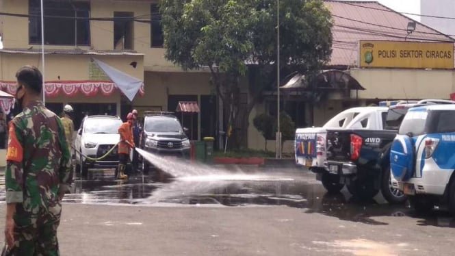 Pembersihan di Polsek Ciracas usai diserang massa