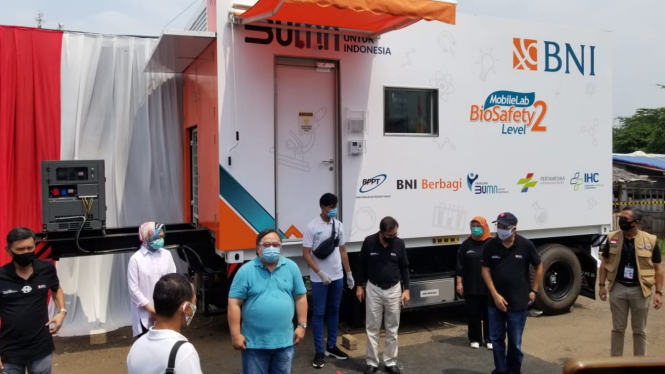 Kemenristek Beri Bantuan Mobil Tes PCR ke Tangerang