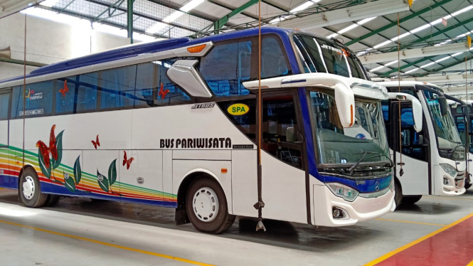 Bus buatan karoseri Adi Putro