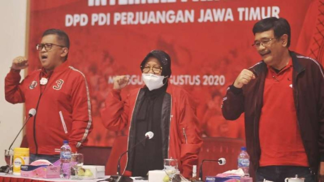 Sekjen PDIP Hasto Kristyanto, Djarot Saiful Hidayat, dan Tri Rismaharini (tengah) saat konsolidasi di kantor PDIP Jatim di Surabaya. (Foto ilustrasi)