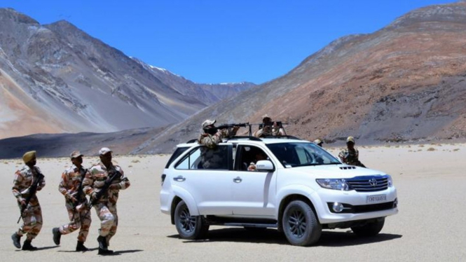 Toyota Fortuner yang dipakai pasukan India di perbatasan