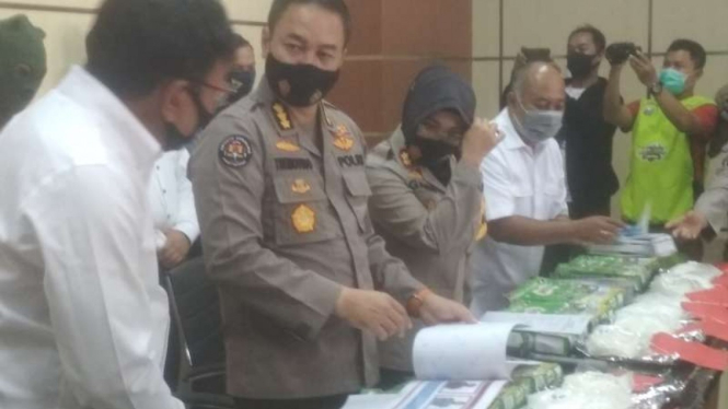 Polisi menunjukkan tersangka dan barang bukti sabu-sabu jaringan Malaysia ke Madura di Markas Kepolisian Daerah Jawa Timur di Surabaya pada Senin, 31 Agustus 2020.