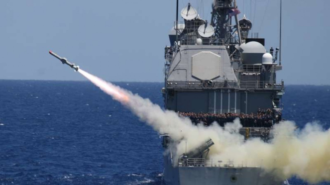 VIVA Militer: Kapal perusak Angkatan Laut AS, USS Lake Erie, menembakkan rudal