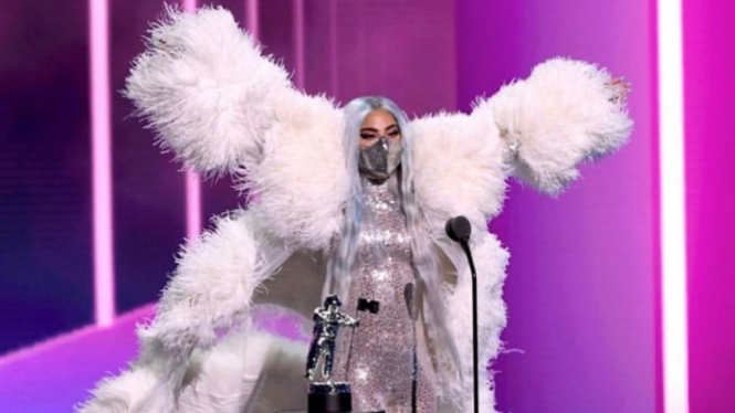 Lady Gaga pakai masker buatan desainer Indonesia