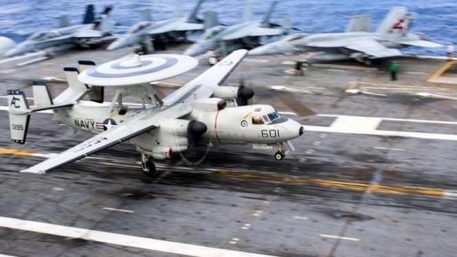 VIVA Militer: Pesawat Hawkeye E-2C Angkatan Laut di Kapal Induk AS