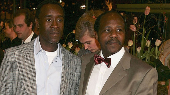 Don Cheadle (kiri) bermain sebagai Paul Rusesabagina (kanan) dalam Film Hotel Rwanda.-Getty Images

