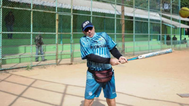 Pelatih Persib Robert Rene Alberts, bermain softball.