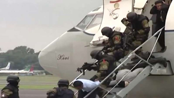 VIVA Militer: Korps Paskhas TNI AU operasi bebaskan sandera di pesawat.