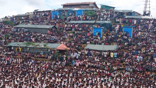 Badan pengungsi PBB UNHCR menyebutkan lebih dari 700 ribu orang Rohingya melarikan diri dari kekerasan di Myanmar dan sebagian besar mengungsi ke Bangladesh.