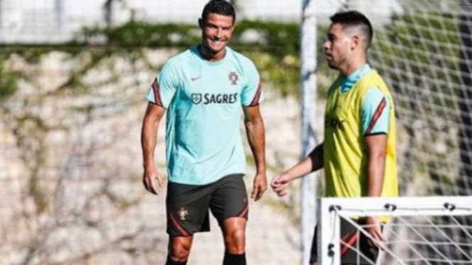 Cristiano Ronaldo berlatih bersama Timnas Portugal.