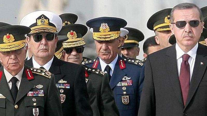 VIVA Militer: Recep Tayyip Erdogan bersama para perwira tinggi militer Turki