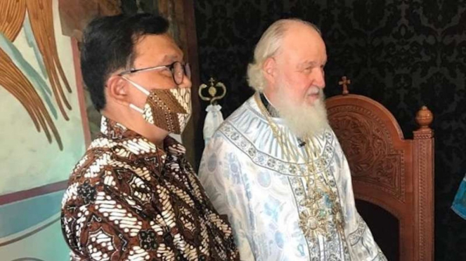 Pemimpin Gereja Ortodoks Rusia Patriarch Kirill (kanan)