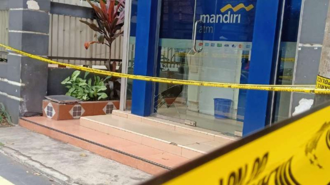 Lokasi penembakan bilik ATM milik Bank Mandiri di Jalan Kawi, Kota Malang, Jawa Timur, pada Rabu, 2 September 2020, dipasangi garis polisi sebagai bagian dari upaya penyelidikan.