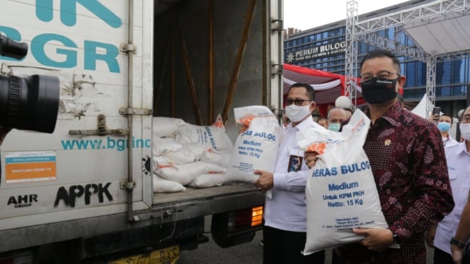 Menteri Sosial Juliari P Batubara salurkan bantuan beras