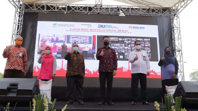 Menteri Sosial, Juliari P. Batubara bersama  Direktur Utama Perum Bulog, Budi Waseso meluncurkan Bantuan Sosial Beras (BSB) untuk menangani dampak pandemi Covid-19 di Perum Bulog Kanwil DKI Jakarta di Jakarta (02/09).