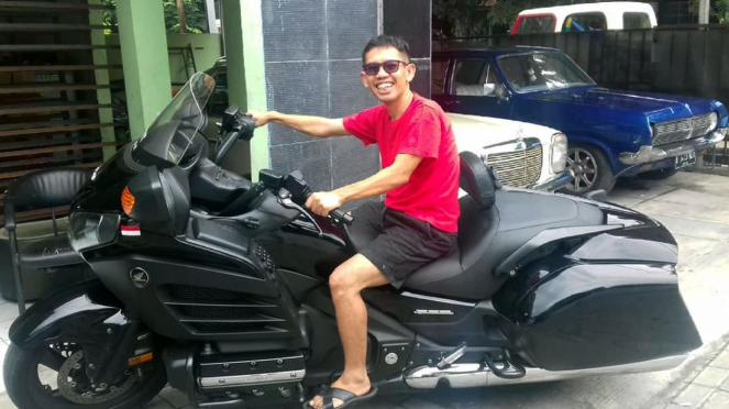 Idan Separo mengendarai motor gede