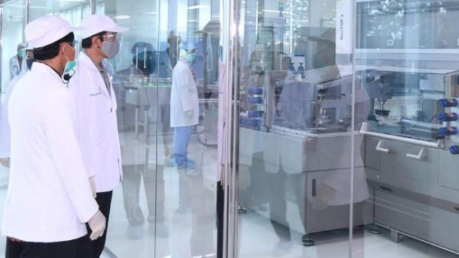 Presiden Joko Widodo berkunjung ke Bio Farma untuk melihat kesiapan fasilitas produksi vaksin COVID-19, Selasa pekan lalu (11/08).